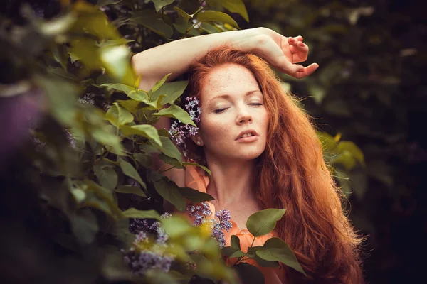 Beautiful women enjoying lilac garden, young women with flowers — Stock Photo, Image