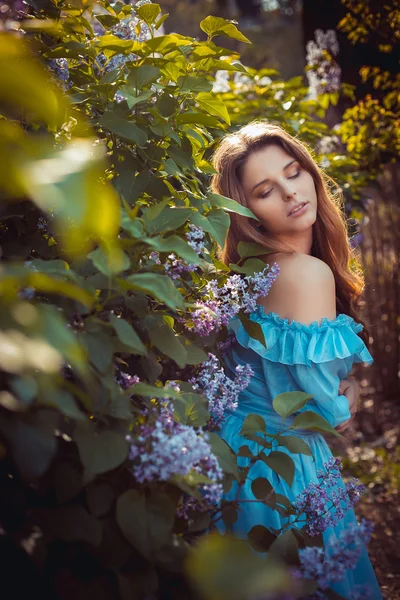 Belle donne che si godono il giardino lilla, giovani donne con fiori — Foto Stock