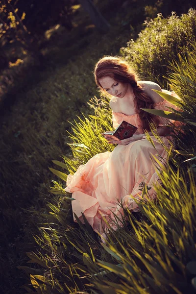 Belle donne che si godono il giardino lilla, giovani donne con fiori — Foto Stock