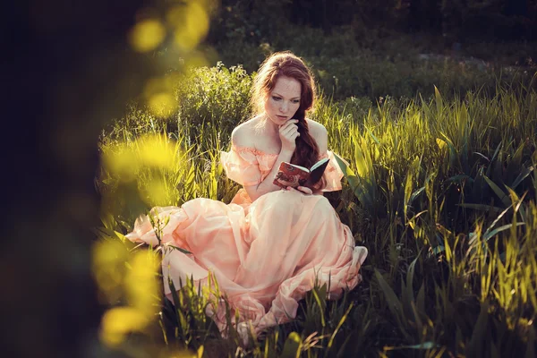 Mooie vrouwen genieten van lila Tuin, jonge vrouwen met bloemen — Stockfoto