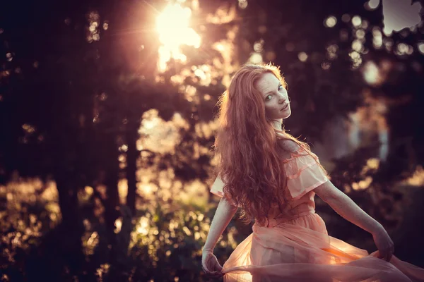 Belle donne che si godono il giardino lilla, giovani donne con fiori — Foto Stock