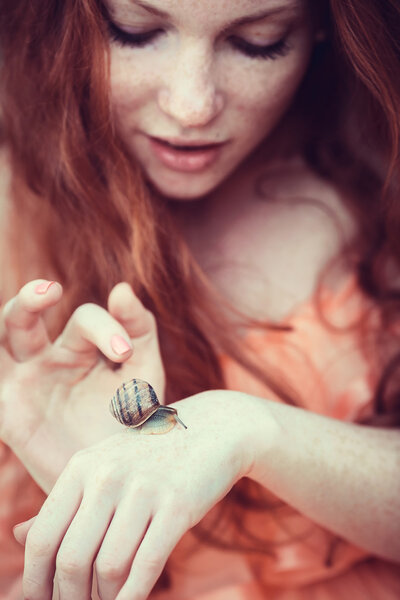 Улитка на руке рыжая девушка
