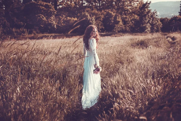 Portrait de jeune femme au printemps. Fleurs d'amande fleurit . — Photo