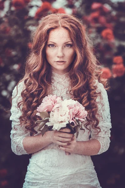 Retrato de una joven en primavera. Flores de almendra florecen — Foto de Stock