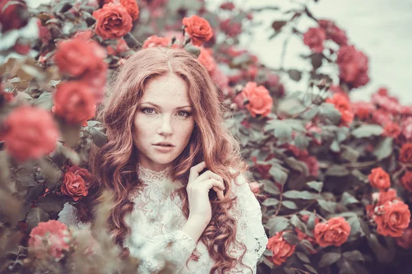 Retrato de mulher jovem na primavera. Flores de amêndoa — Fotografia de Stock