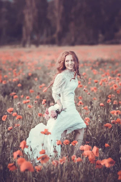 Retrato de mulher jovem na primavera. Flores de amêndoa florescem. Menina vestida de branco como uma noiva . — Fotografia de Stock
