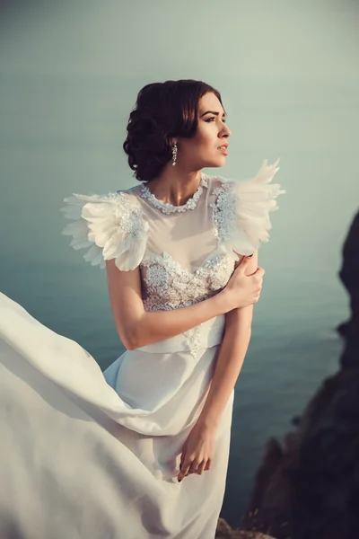 Güzel gelin melek elbise ile sahilde poz — Stok fotoğraf