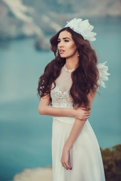 Bella sposa in posa sulla costa con abito angelico — Foto Stock
