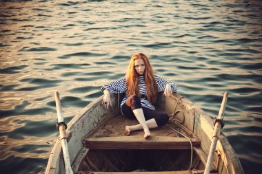 Güzel seksi kadın deniz kıyısı rüyalar elimden deniz yelek oturur giymiş. 