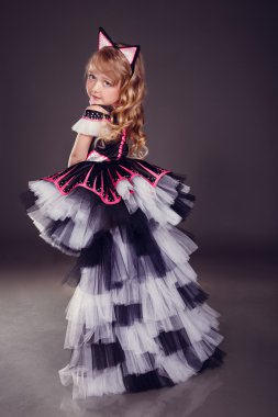 kedi kulakları ile bir elbise kız