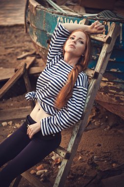 Güzel seksi kadın deniz kıyısı rüyalar elimden deniz yelek oturur giymiş. 