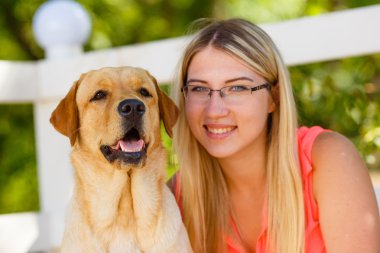Onu köpek labrador retriever yaz aylarında açık olan, güzel genç kız portresi güzel park 