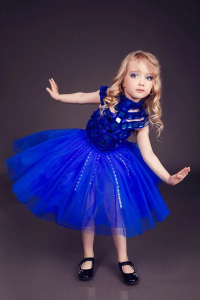 Retrato de uma bela menina vestindo um vestido de festa azul fantasia, em estúdio — Fotografia de Stock