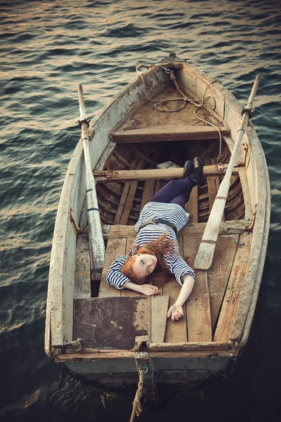 Mulher sexy bonita está vestida com um colete despojado do mar senta-se nos sonhos do litoral . — Fotografia de Stock