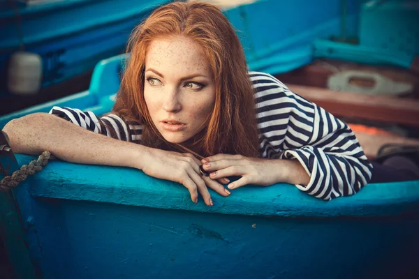 Mulher sexy bonita está vestida com um colete despojado do mar senta-se nos sonhos do litoral . — Fotografia de Stock