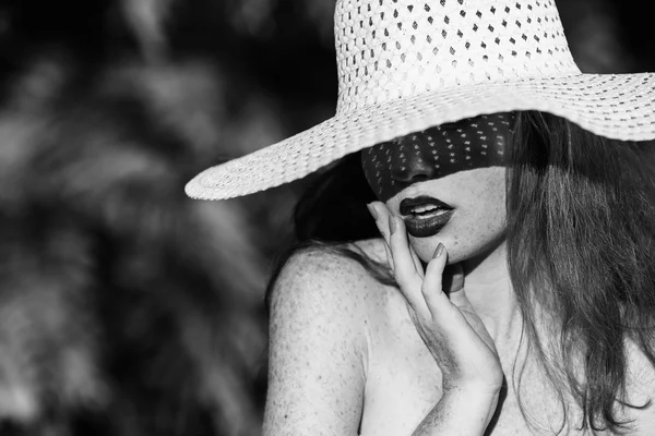 Beautiful face shapes and sexy lips under the big white hat in the sunny day — Stok fotoğraf
