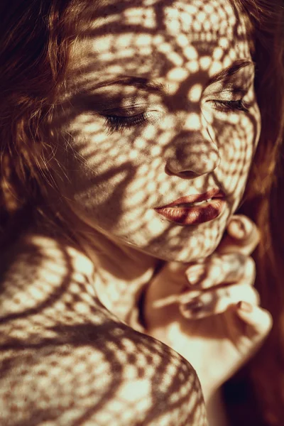 Portrait of a charming young woman outdoor. Light and shadow. — Stock Photo, Image