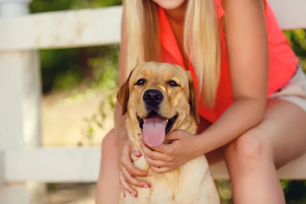Retrato de menina bonita com seu cão labrador retriever ao ar livre no verão belo parque — Fotografia de Stock