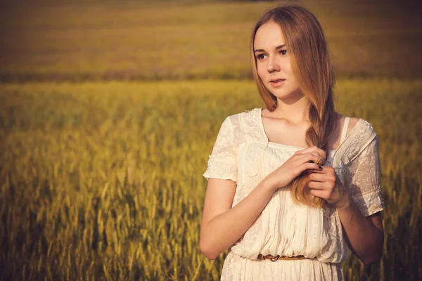 Gesunde schöne Frau, die draußen geht. Verführerische junge Frau im Weizenfeld, zarte sinnliche Frau in der Natur. perfekte Haut, lockiges Haar. — Stockfoto