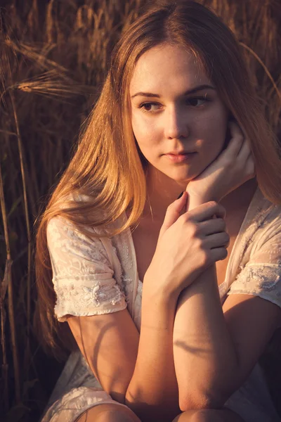 Mujer hermosa y saludable caminando al aire libre. Mujer joven seductora en el campo de trigo, mujer sensual delicada en la naturaleza. piel perfecta, pelo rizado. —  Fotos de Stock