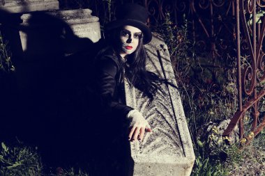 güzel cadı dumanlı arka plan üzerinde cadılık yapma. Cadılar Bayramı resim.