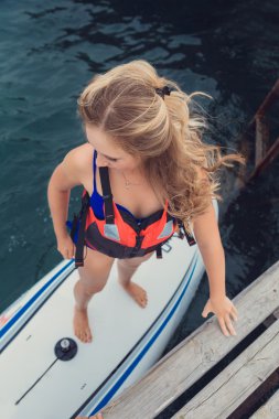 sörfçü kız onun surfboard ile poz