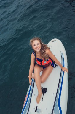 sörfçü kız onun surfboard ile poz