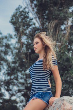 Seyahat turizm ve insanlar kavramı. Mavi ile sarışın kız moda