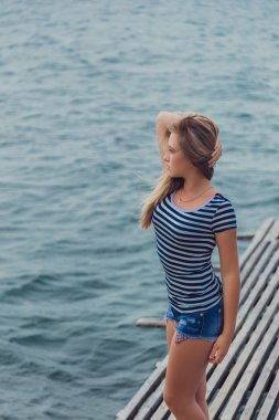 Seyahat turizm ve insanlar kavramı. Mavi ile sarışın kız moda