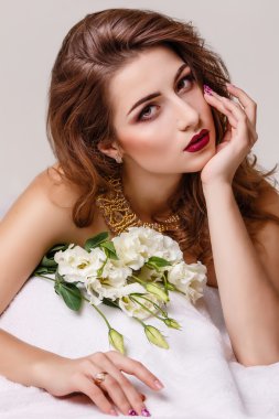 mor ve beyaz eustoma bir buket ile parlak makyaj ile güzel esmer kadın moda stüdyosu fotoğraf