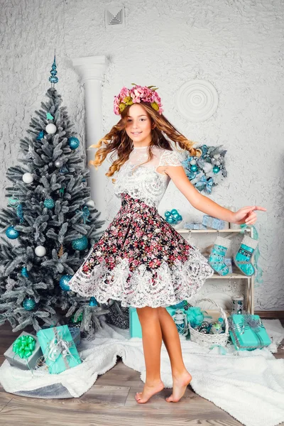 Όμορφο κοριτσάκι κοντά στο δέντρο της Πρωτοχρονιάς — Φωτογραφία Αρχείου