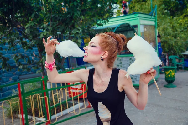 Bela jovem ruiva mulher em vestido engraçado ao ar livre em diversões — Fotografia de Stock