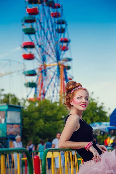 Bela jovem ruiva mulher em vestido engraçado ao ar livre em diversões — Fotografia de Stock