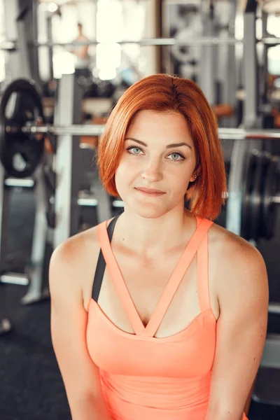 Mujer bonita haciendo ejercicios de estiramiento en el gimnasio —  Fotos de Stock