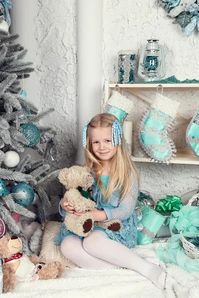 Красивая маленькая девочка возле новогодней елки — стоковое фото