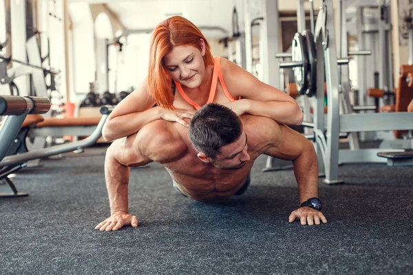 aerobik yapıyor ya da jimnastik ile ısınma bir spor salonunda kaç ve