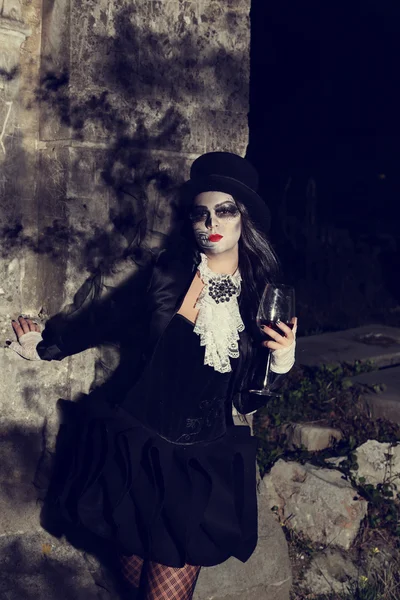 Hermosa bruja haciendo la brujería sobre el fondo ahumado. Imagen de Halloween . —  Fotos de Stock