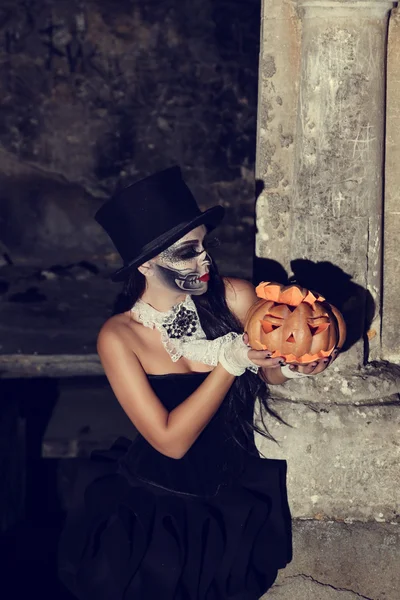 Hermosa bruja haciendo la brujería sobre el fondo ahumado. Imagen de Halloween . —  Fotos de Stock