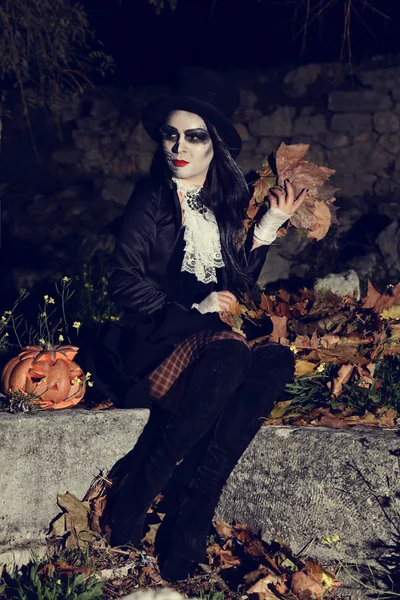 Hermosa bruja haciendo la brujería sobre el fondo ahumado. Imagen de Halloween . — Foto de Stock