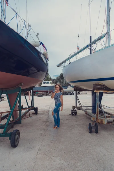 Turismo de viajes y concepto de personas. Chica rubia de moda con azul — Foto de Stock