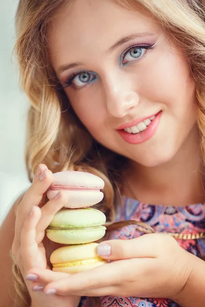 Beautiful girl in a cafe eating sweet traditional French Cake — Zdjęcie stockowe