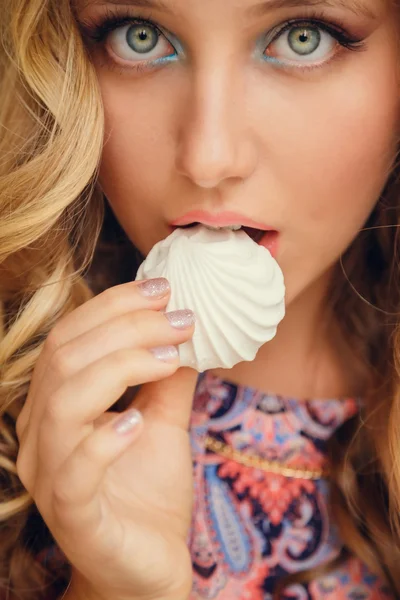 Una joven encantadora con el pelo rubio comiendo postre y bebiendo — Foto de Stock