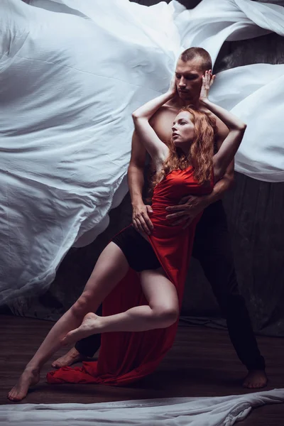 Giovane coppia che balla contemporanea. Studio foto — Foto Stock