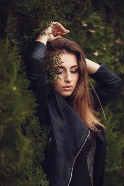 Bela jovem sorridente mulher morena com flores no parque de outono — Fotografia de Stock