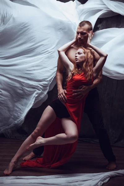 Pareja joven bailando contemporáneo. Estudio foto Imágenes de stock libres de derechos