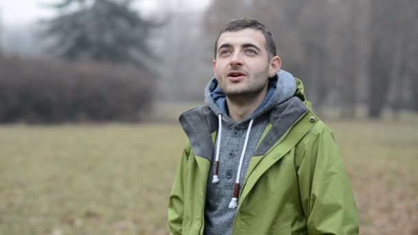 Garçon Dans Parc Par Une Journée Froide Vapeur Sort Bouche — Video