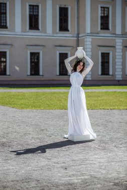 Sevimli kız heykel ile sürahi Sarayı'nda