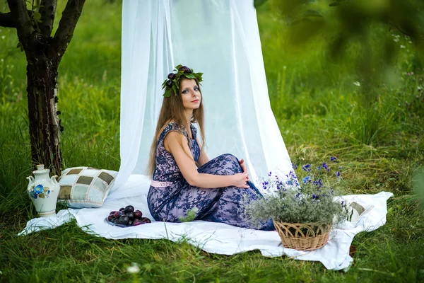 Fille avec des prunes sous la verrière — Photo