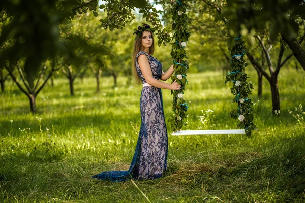 Fille avec prunes près de la balançoire — Photo