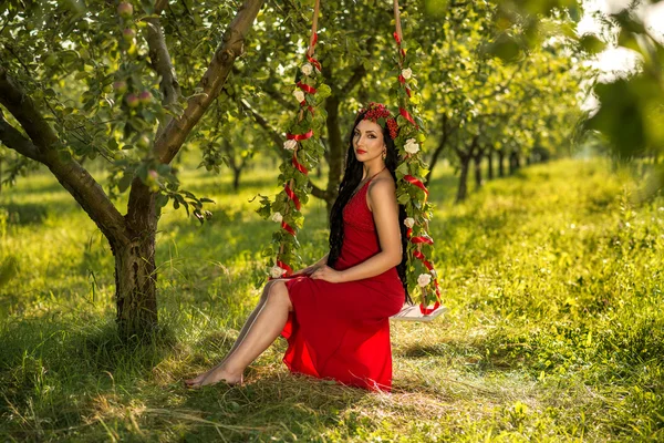 Fille avec des courants assis sur une balançoire — Photo